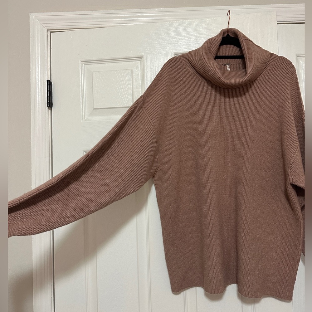 Free People Softly Structured Turtleneck Sweater Dusty Pink - Size Small - Picture 3 of 9